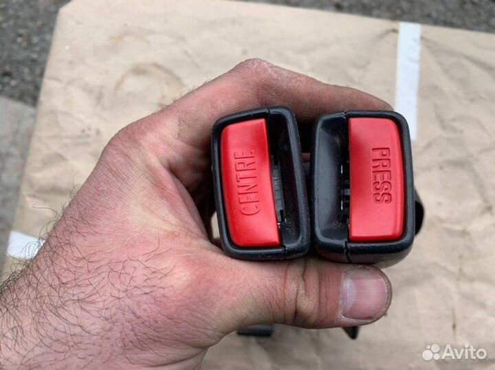 Замок ремня безопасности задний левый Toyota