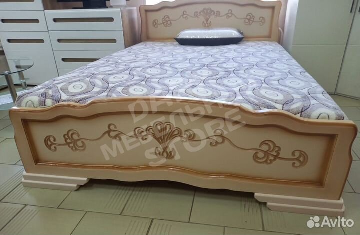 Кровать массив