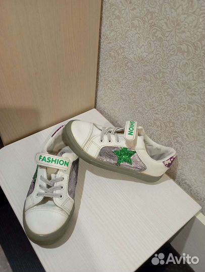 Кроссовки женские