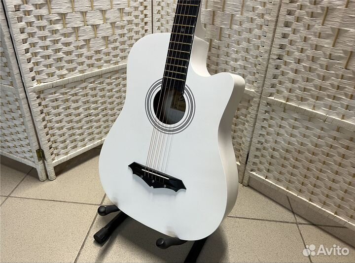 Гитара белая