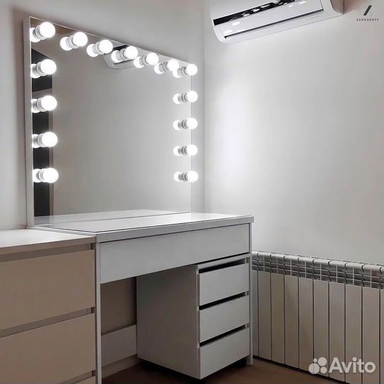 Гримёрный столик визажиста с гримёрным зеркалом