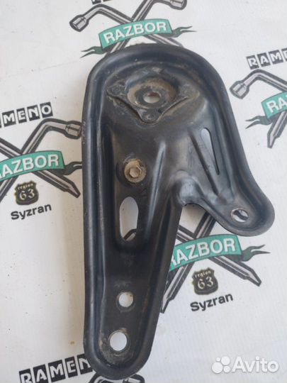 Крепление балки подвески заднее левое Toyota