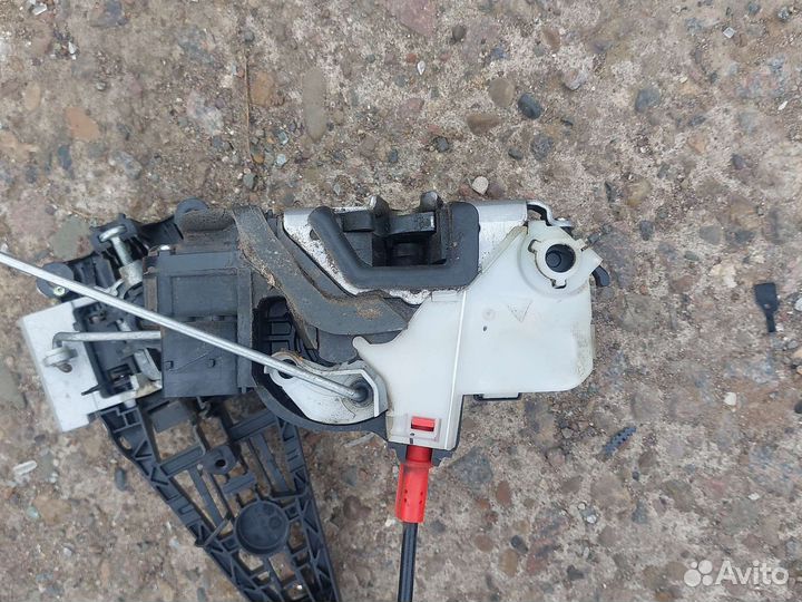 Замок правой двери Опель Астра J GTC купе