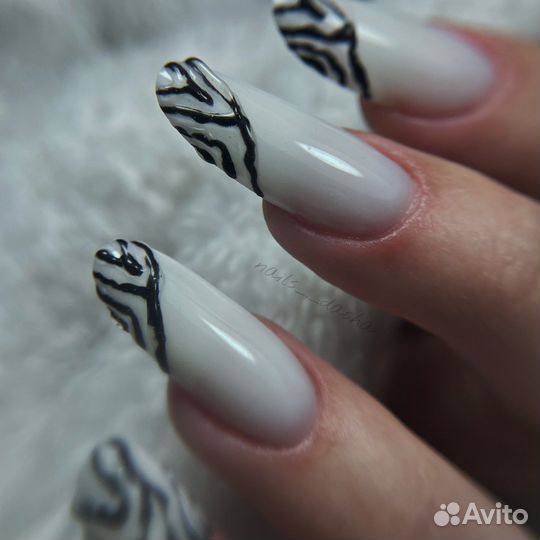 Модель на маникюр