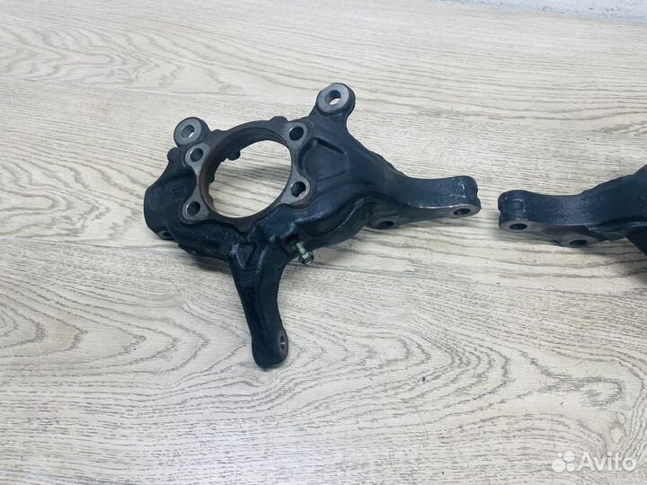 Кулак поворотный передний левый Nissan Juke F15