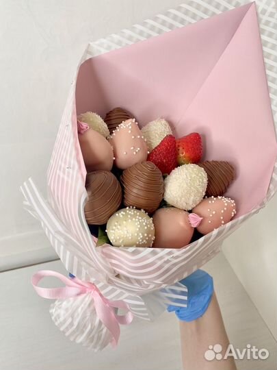 Съедобные букеты из клубники и шоколада