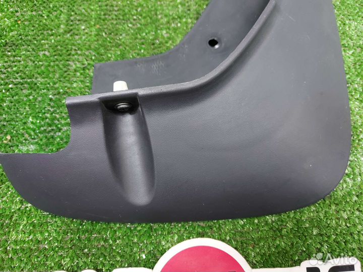 Брызговик передний Kia Clarus 96-01 правый