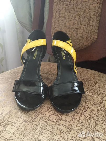 Босоножки лаковые