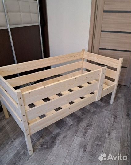 Кровать детская из массива с бортиком