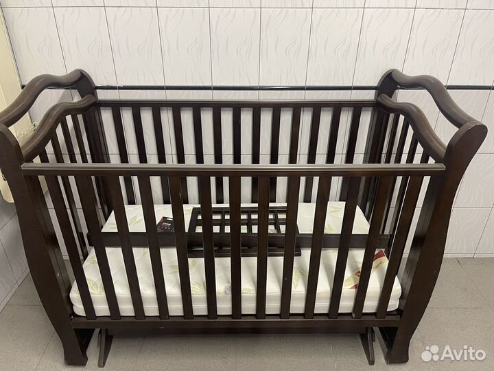 Детская кроватка с маятником