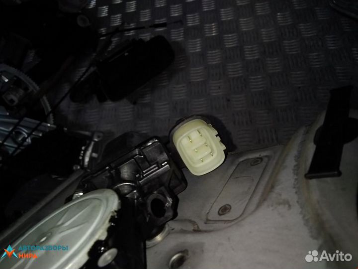 Стеклоподъемник передний левый Mitsubishi Grandis