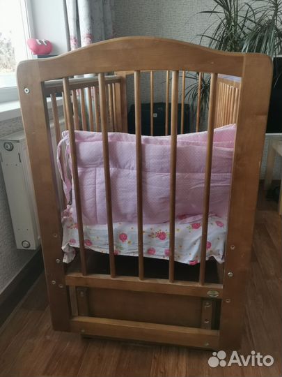 Детская кроватка с маятником