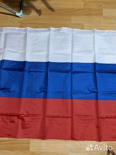 Флаг триколор с гербом и без ко дню России