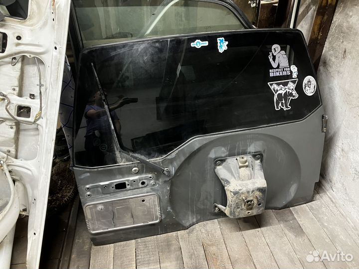 Задняя дверь mitsubishi pajero io