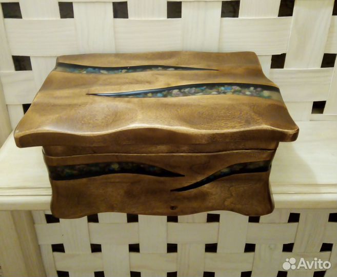 Деревянная шкатулка