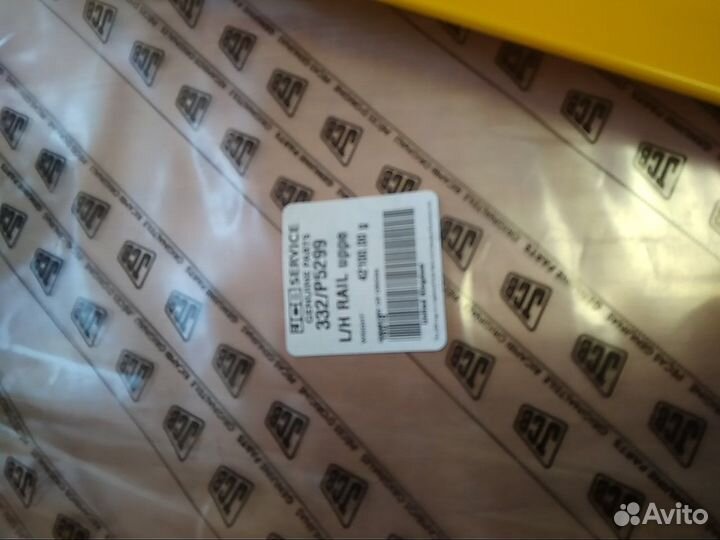 Уголок подкапотный вертикальный на JCB