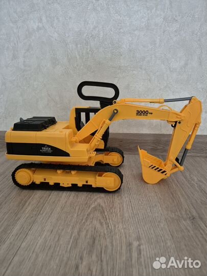 Экскаватор игрушка