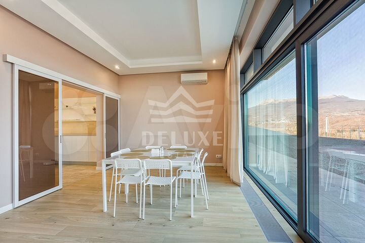 Дом 858 м² на участке 11 сот.