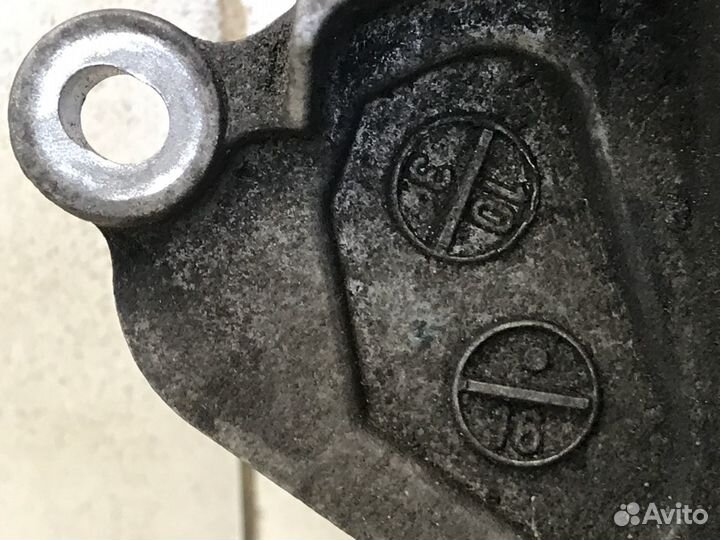 Кронштейн масляного фильтра C4 2005-2011