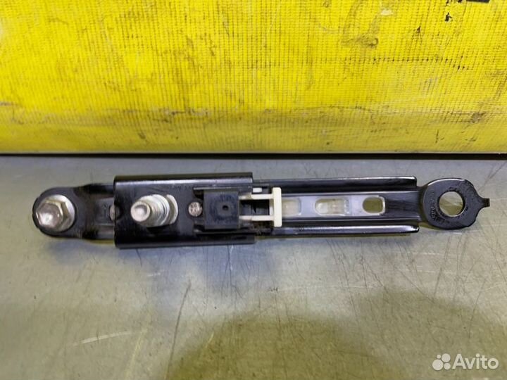 Механизм регулировки ремня безопасности Toyota