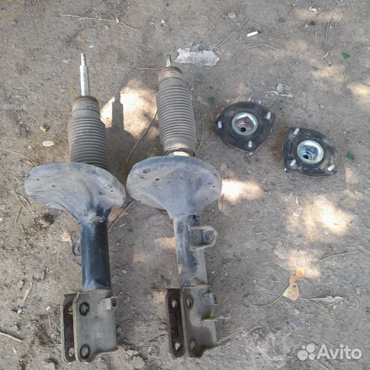 Амортизаторы задние и опорники б/у Тусан 2007