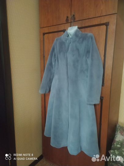 Шуба из искусственного меха серо-голубого цвета
