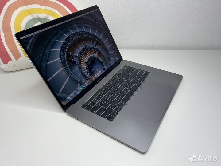 Macbook Pro 15 2017 i7 16gb 512 отличный ди