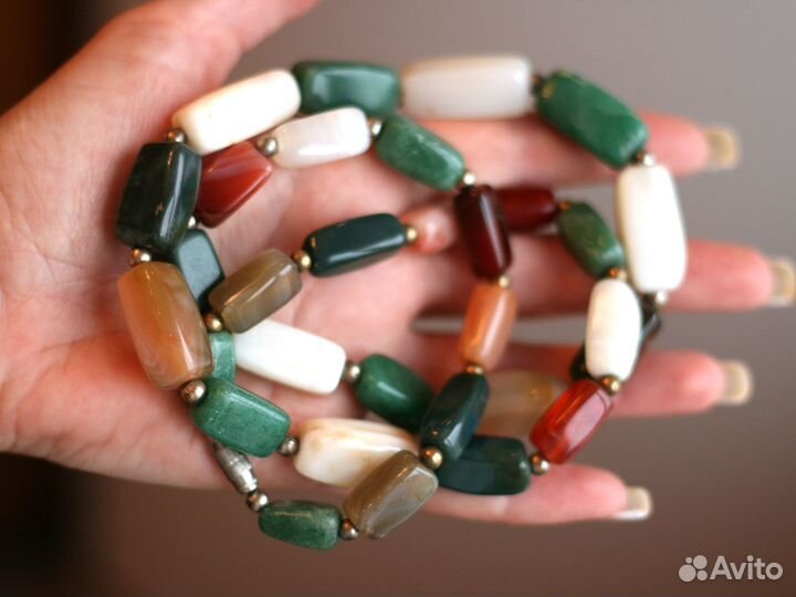 Ожерелье из переливта, сардоникса, фуксита, белого