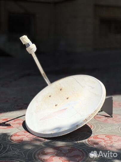 Спутниковая антенна в комплекте с приставкой