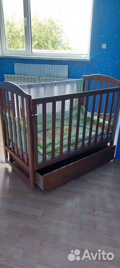 Детская кроватка с маятником и ящиком