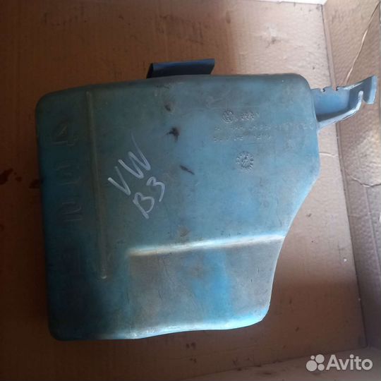 Бачок омывателя Volkswagen Passat B3