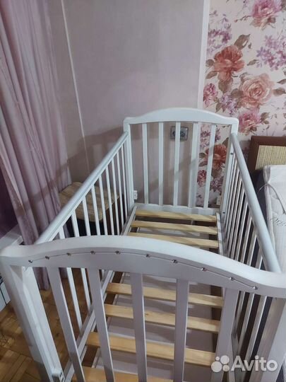 Детская кроватка с маятником