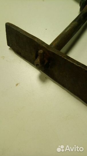 Старинный кованный затвор для ворот