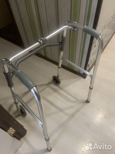 Ходунки для взрослых с колесами практически новые