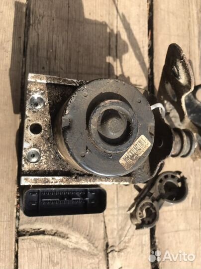 Блок Abs с кронштейном volkswagen jetta 5