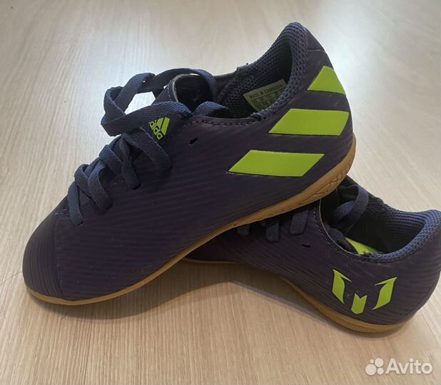 Футзалки adidas 30 р., длина стельки 18,5 см