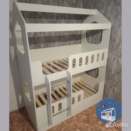 Детская двухъярусная кровать