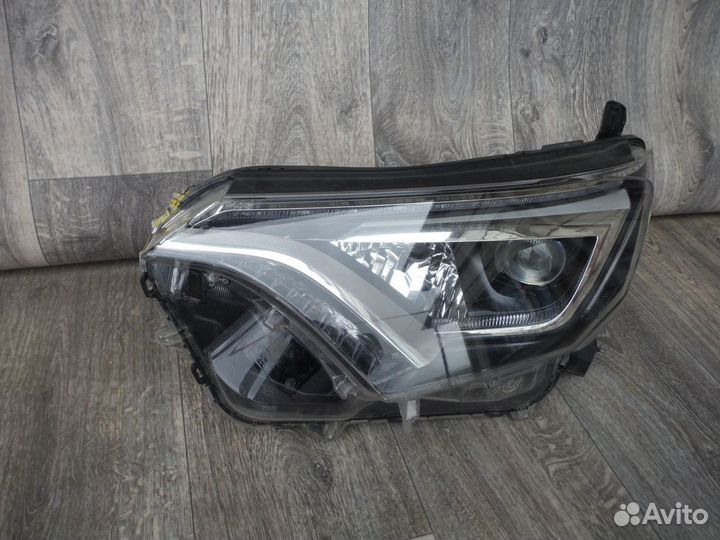 Фара левая №200 Toyota RAV4 XA45 2017