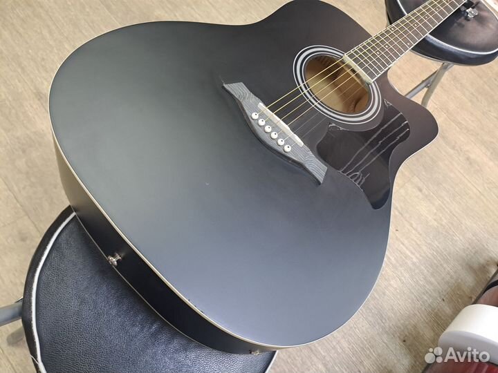 Электроакустическая гитара с подключением чёрная