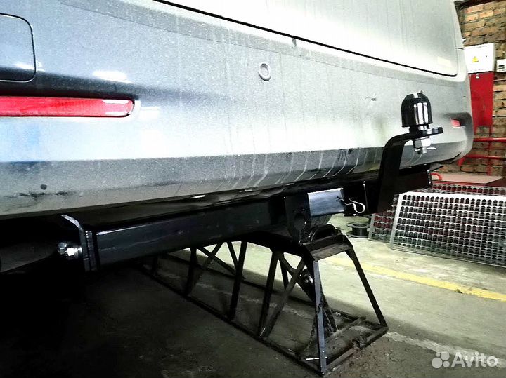 Заводские фаркопы на Toyota Alphard Vellfire