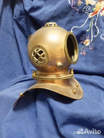 Глобус настольный, водолазный шлем, рында