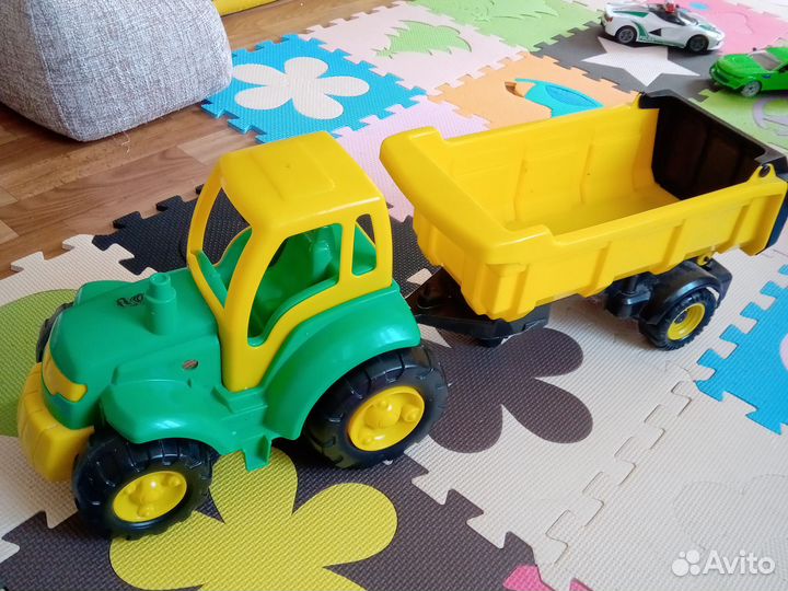 Трактор большой