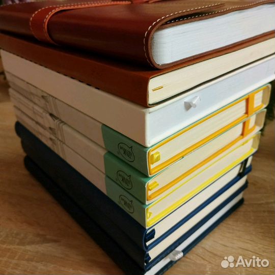 Ежедневники недатированные, разные бренды, с резин