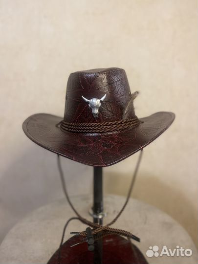 Ковбойская шляпа с логотипом буйвола и перо фазана