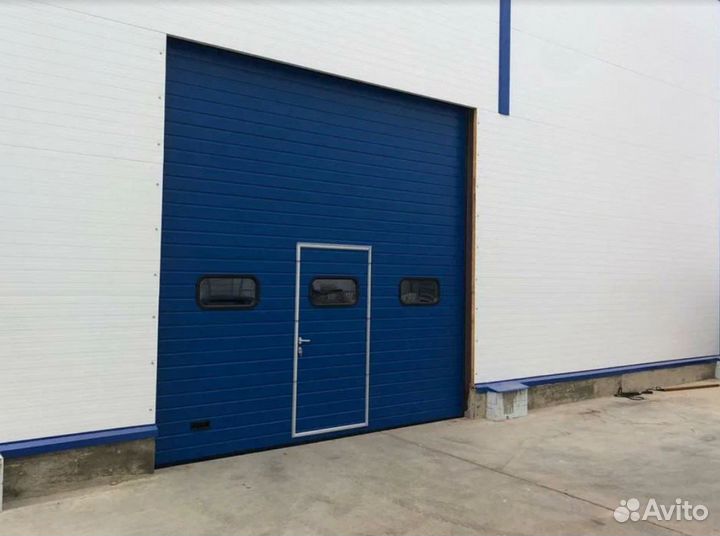 Секционные ворота с калиткой Alutech доставка