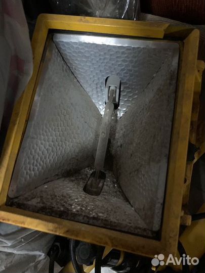 Прожектор на штативе