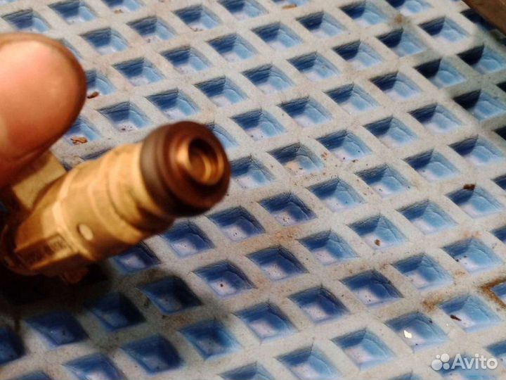 Форсунка топливная Kia Sportage 2 2.0I 2008