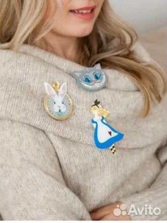 Брошь кролик из Зазеркалья акрил