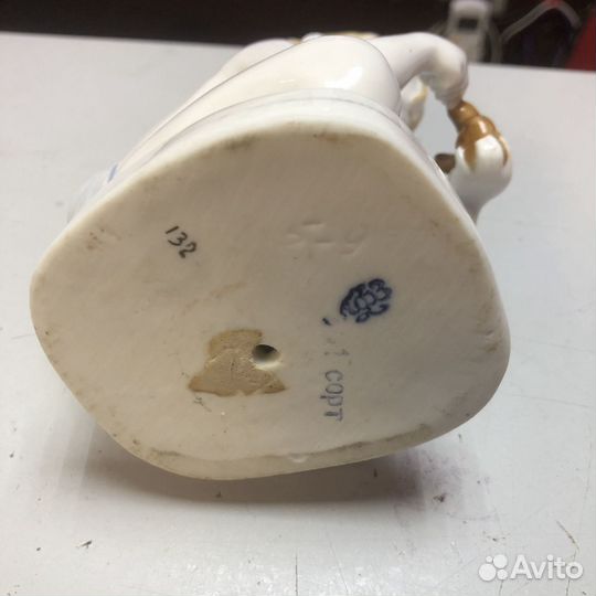 Фарфоровая статуэтка 