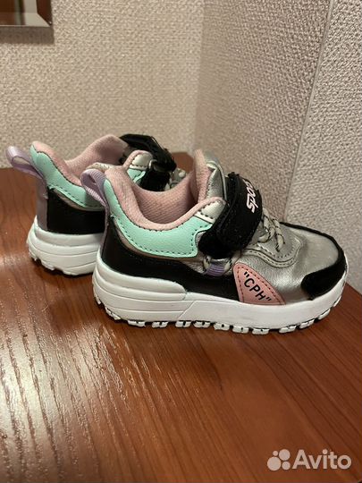 Кроссовки для девочки 21-22 размер